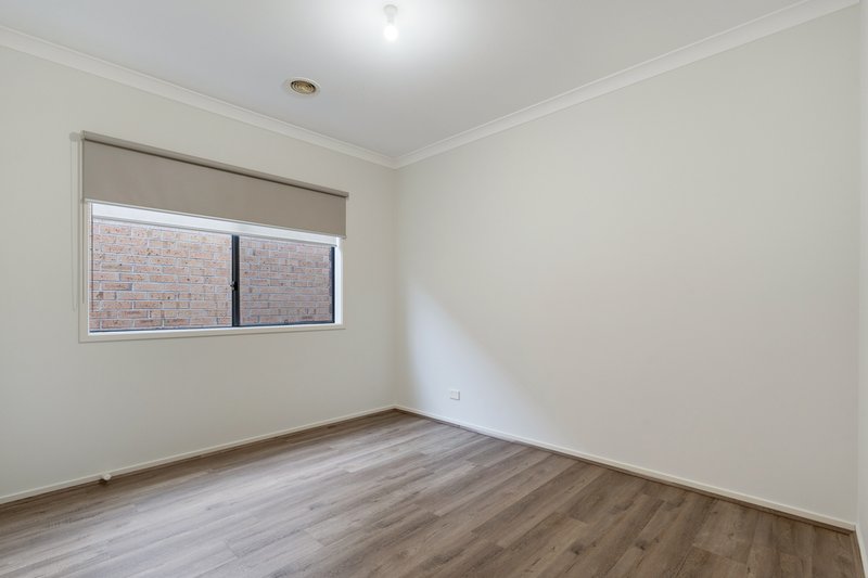 Photo - 31 Kensley Circuit, Craigieburn VIC 3064 - Image 9