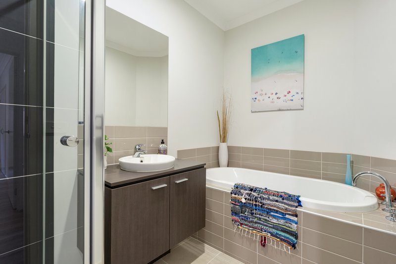 Photo - 31 Kensley Circuit, Craigieburn VIC 3064 - Image 10