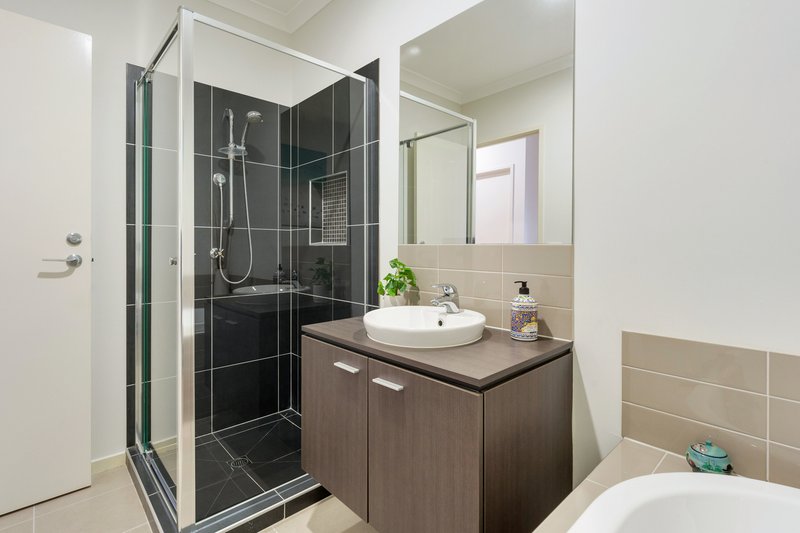 Photo - 31 Kensley Circuit, Craigieburn VIC 3064 - Image 11