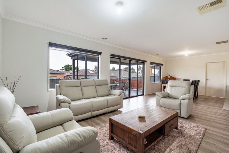 Photo - 31 Kensley Circuit, Craigieburn VIC 3064 - Image 12