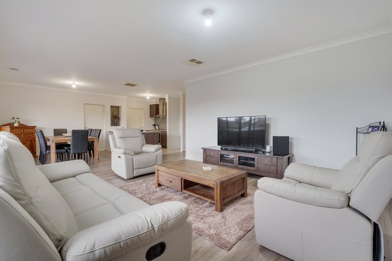 Photo - 31 Kensley Circuit, Craigieburn VIC 3064 - Image 13