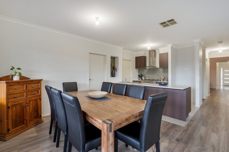 Photo - 31 Kensley Circuit, Craigieburn VIC 3064 - Image 14