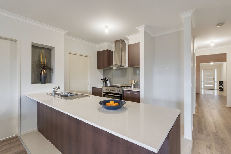 Photo - 31 Kensley Circuit, Craigieburn VIC 3064 - Image 16