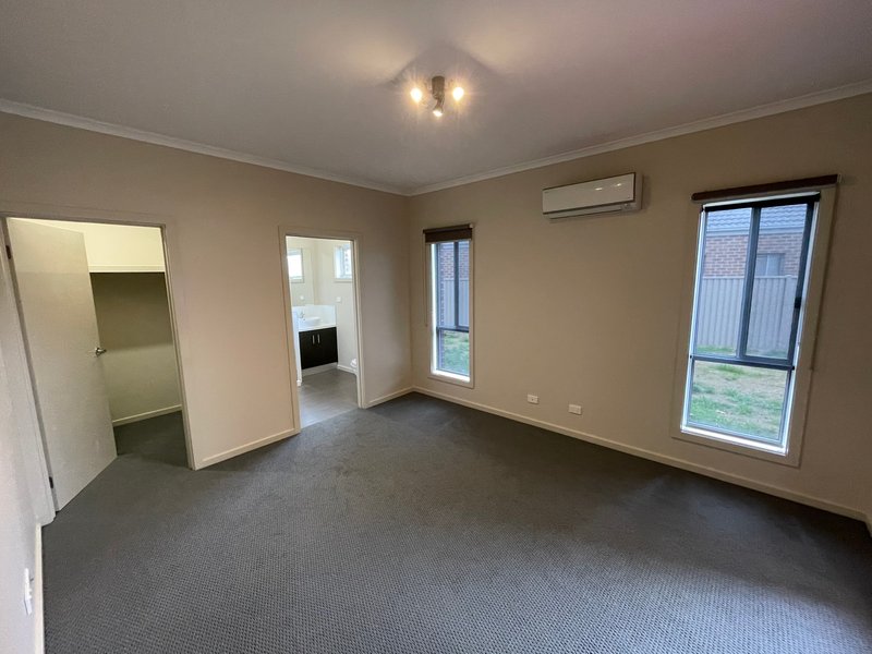 Photo - 31 Lancefield Drive, Caroline Springs VIC 3023 - Image 6