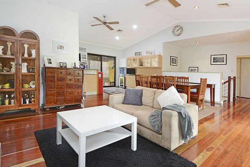 Photo - 31 Larwood Place, Ferny Hills QLD 4055 - Image 3