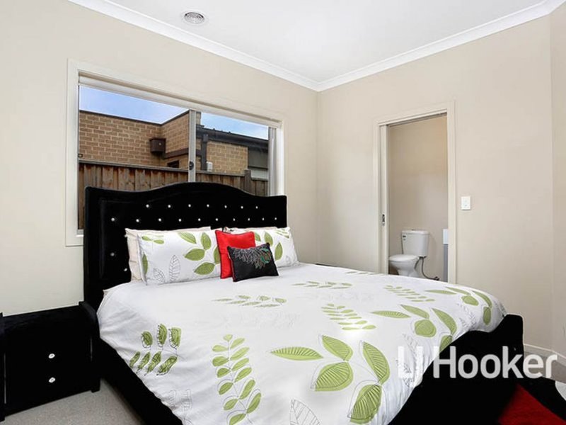 Photo - 31 Lilyturf Drive, Tarneit VIC 3029 - Image 6