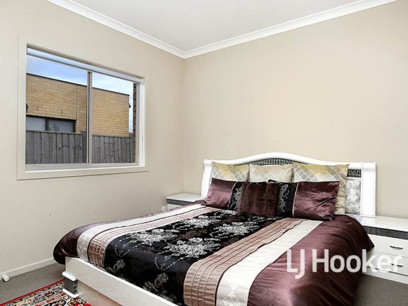 Photo - 31 Lilyturf Drive, Tarneit VIC 3029 - Image 8