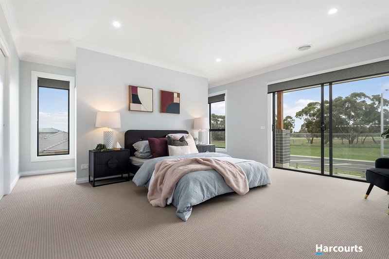 Photo - 31 Limandus Crescent, Cranbourne South VIC 3977 - Image 9