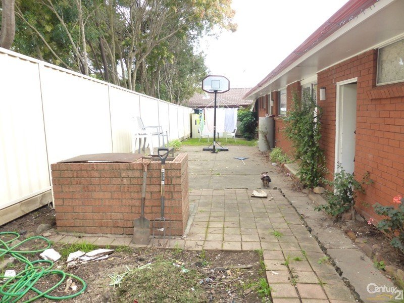 Photo - 31 Loddon Crescent, Campbelltown NSW 2560 - Image 4