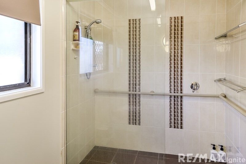 Photo - 31 Loddon Street, Riverhills QLD 4074 - Image 8