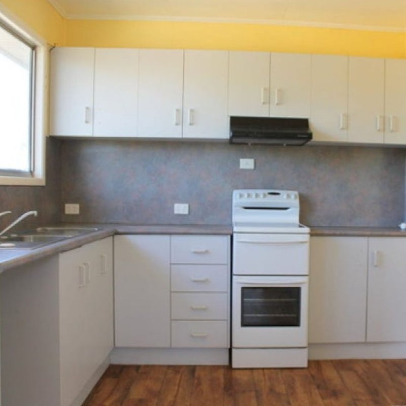Photo - 31 Lorraway Street, Emerald QLD 4720 - Image 2