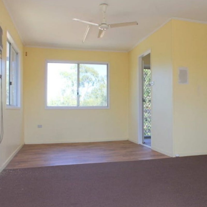 Photo - 31 Lorraway Street, Emerald QLD 4720 - Image 3