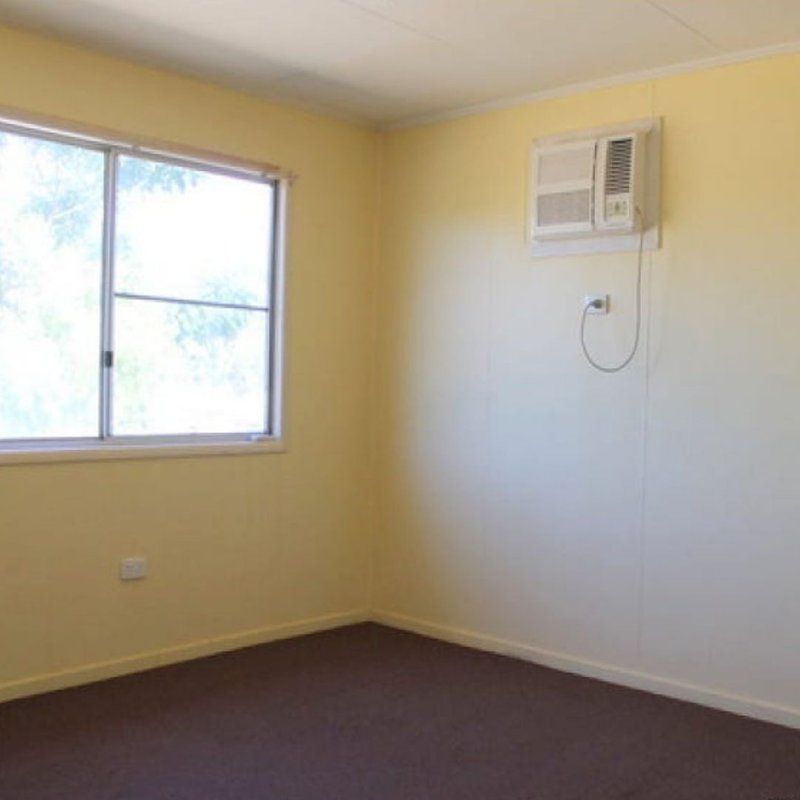 Photo - 31 Lorraway Street, Emerald QLD 4720 - Image 6