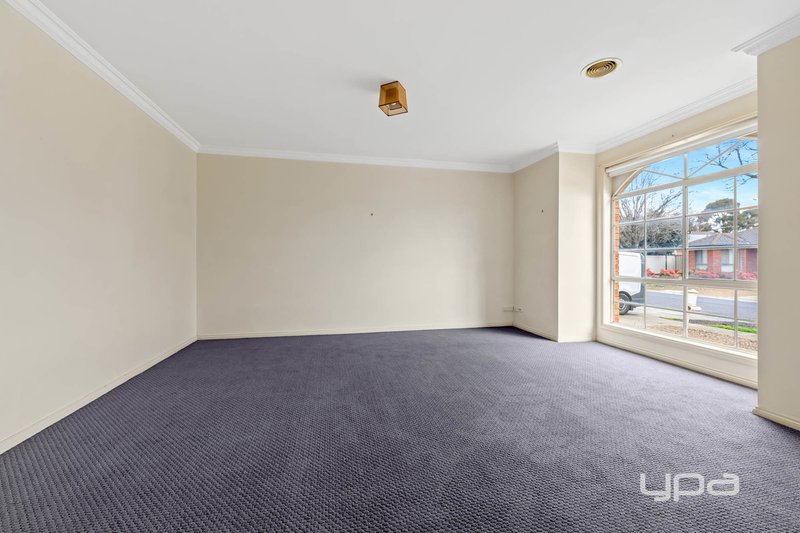 Photo - 31 Macadamia Grove, Werribee VIC 3030 - Image 2