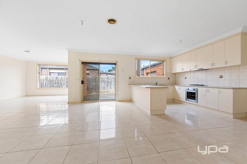 Photo - 31 Macadamia Grove, Werribee VIC 3030 - Image 4