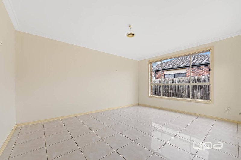 Photo - 31 Macadamia Grove, Werribee VIC 3030 - Image 5
