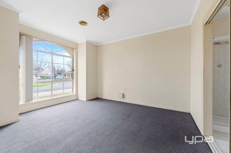 Photo - 31 Macadamia Grove, Werribee VIC 3030 - Image 6