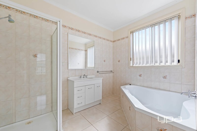 Photo - 31 Macadamia Grove, Werribee VIC 3030 - Image 11