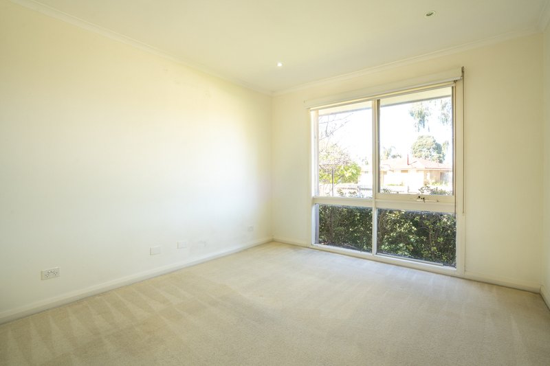 Photo - 31 Maywood Drive, Epping VIC 3076 - Image 6