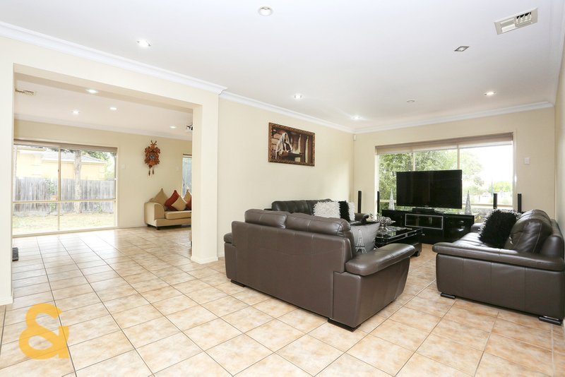 Photo - 31 Mckenzie Crescent, Roxburgh Park VIC 3064 - Image 2