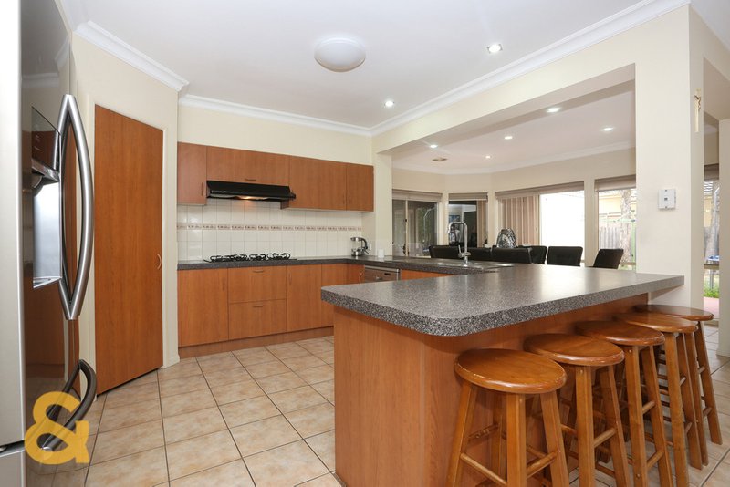 Photo - 31 Mckenzie Crescent, Roxburgh Park VIC 3064 - Image 4