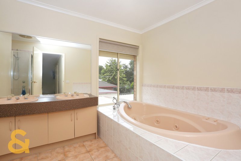 Photo - 31 Mckenzie Crescent, Roxburgh Park VIC 3064 - Image 9