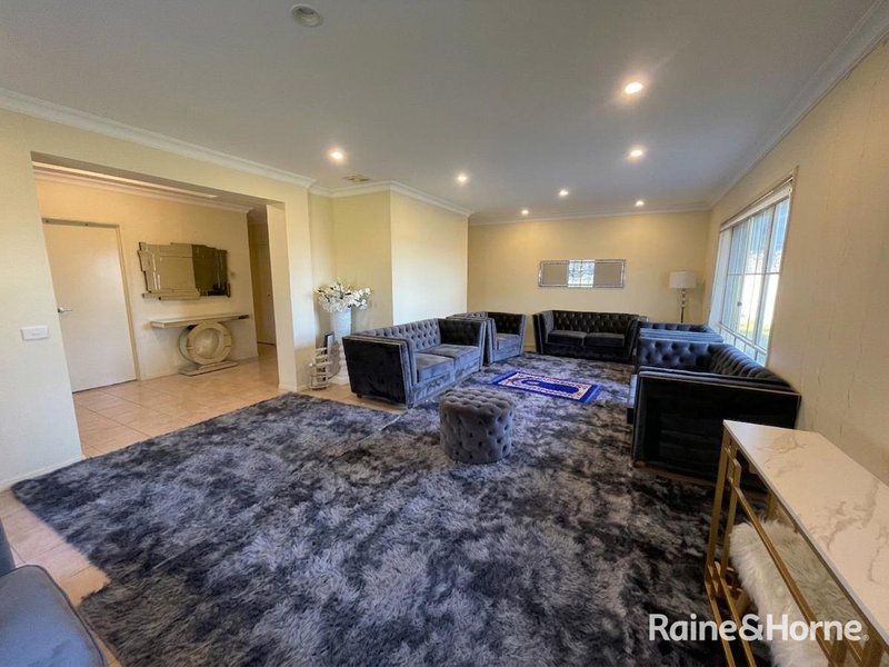 Photo - 31 Mckenzie Crescent, Roxburgh Park VIC 3064 - Image 2