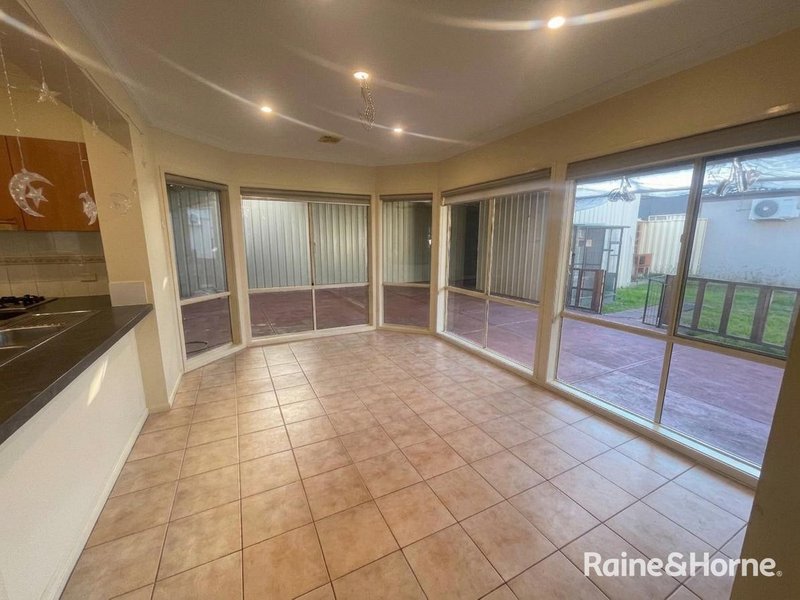 Photo - 31 Mckenzie Crescent, Roxburgh Park VIC 3064 - Image 4