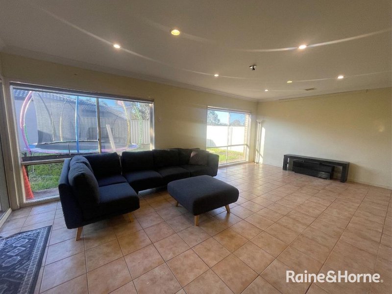 Photo - 31 Mckenzie Crescent, Roxburgh Park VIC 3064 - Image 5
