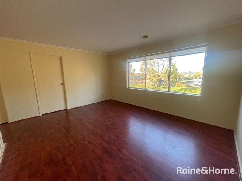 Photo - 31 Mckenzie Crescent, Roxburgh Park VIC 3064 - Image 6