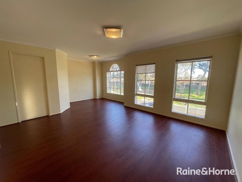 Photo - 31 Mckenzie Crescent, Roxburgh Park VIC 3064 - Image 7