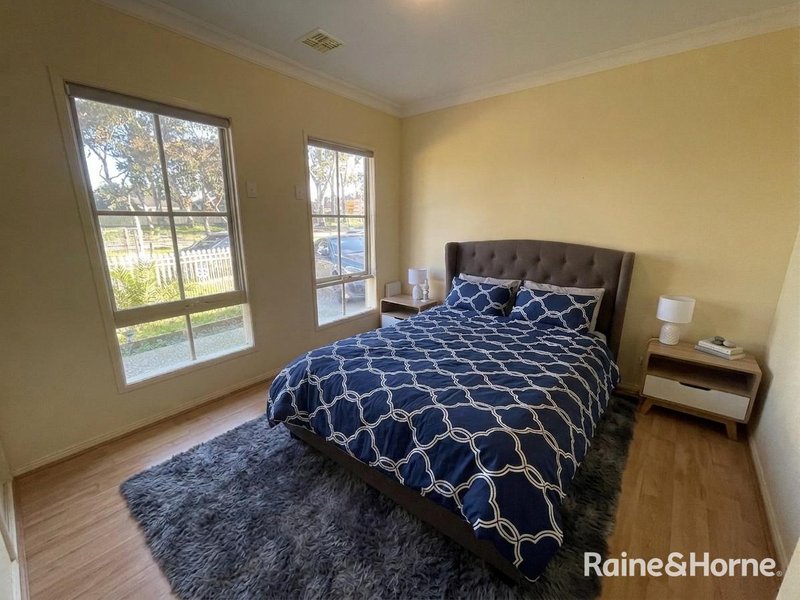 Photo - 31 Mckenzie Crescent, Roxburgh Park VIC 3064 - Image 11