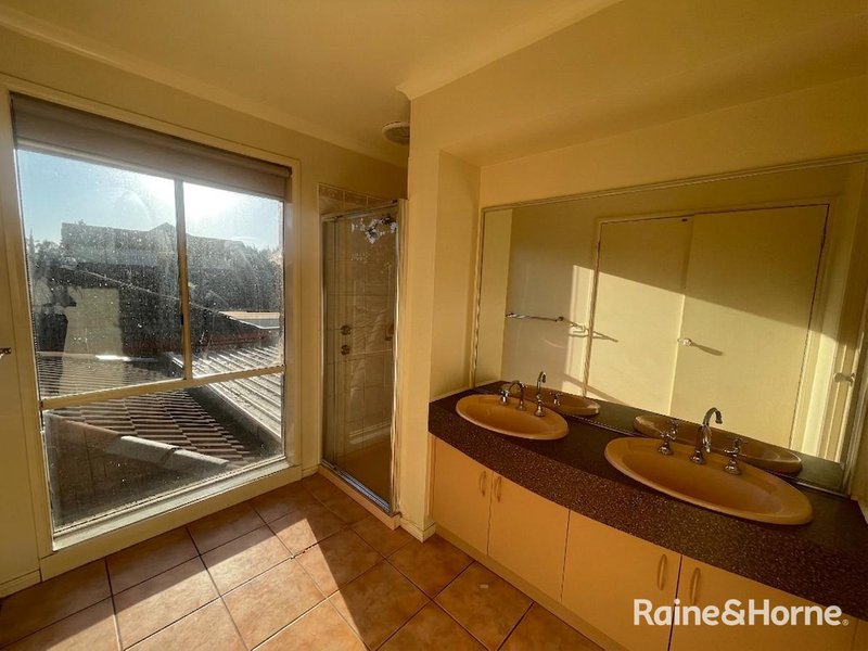 Photo - 31 Mckenzie Crescent, Roxburgh Park VIC 3064 - Image 12