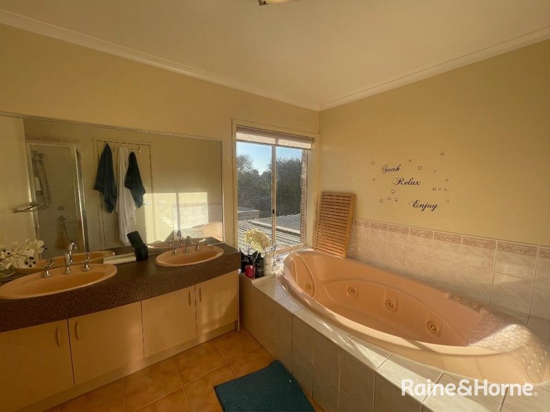 Photo - 31 Mckenzie Crescent, Roxburgh Park VIC 3064 - Image 13