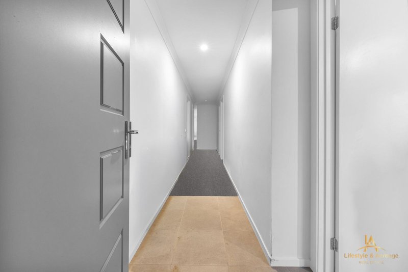 Photo - 31 Merlot Road, Pakenham VIC 3810 - Image 2
