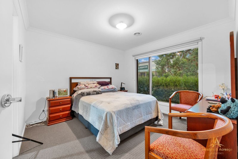 Photo - 31 Merlot Road, Pakenham VIC 3810 - Image 3