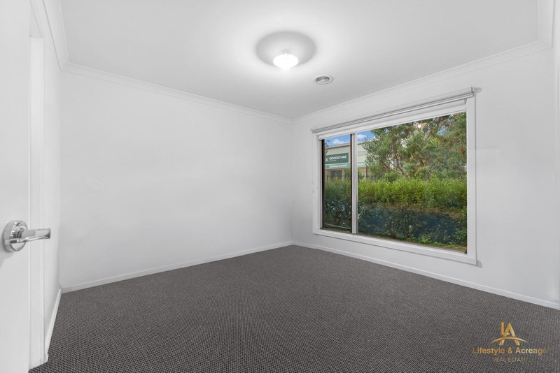 Photo - 31 Merlot Road, Pakenham VIC 3810 - Image 4