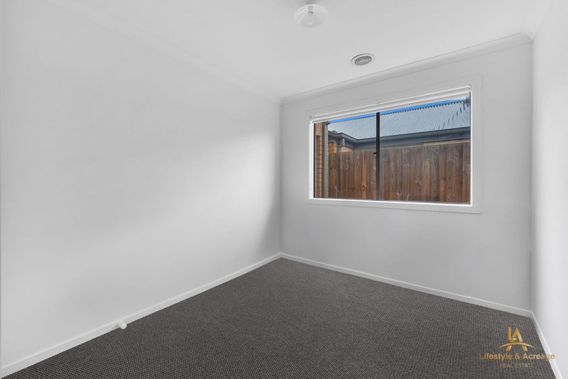 Photo - 31 Merlot Road, Pakenham VIC 3810 - Image 8