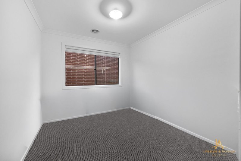 Photo - 31 Merlot Road, Pakenham VIC 3810 - Image 9
