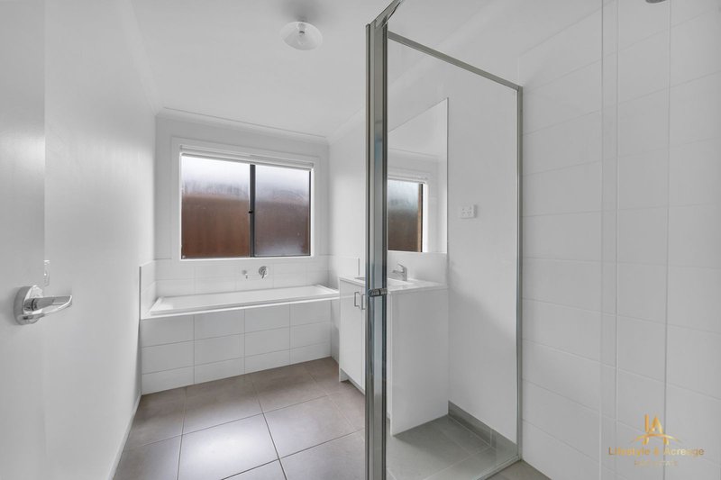 Photo - 31 Merlot Road, Pakenham VIC 3810 - Image 10