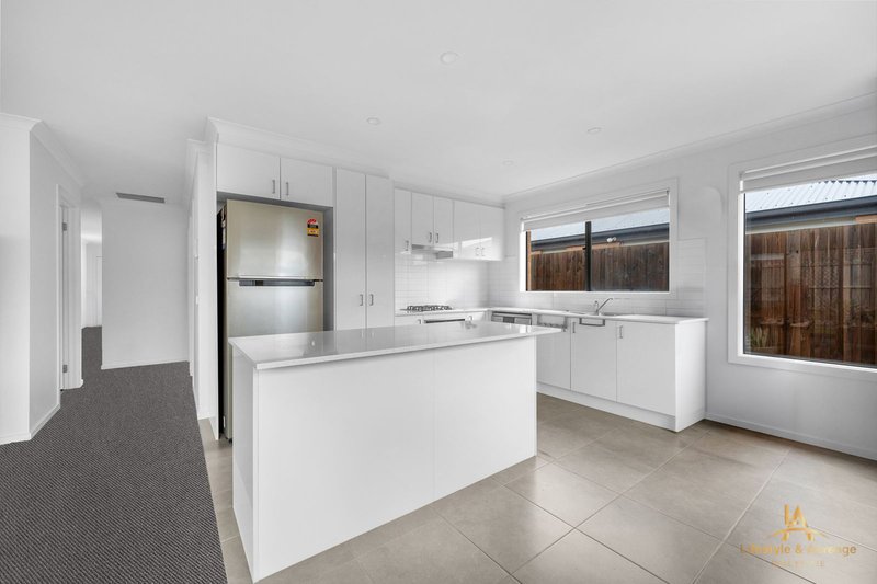 Photo - 31 Merlot Road, Pakenham VIC 3810 - Image 11