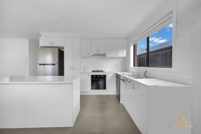 Photo - 31 Merlot Road, Pakenham VIC 3810 - Image 13