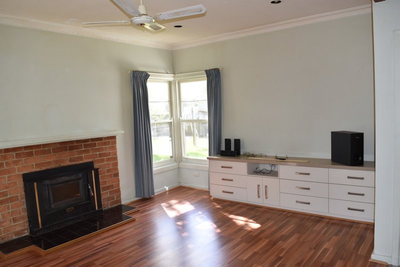 Photo - 31 Myrtle Street, Myrtleford VIC 3737 - Image 3