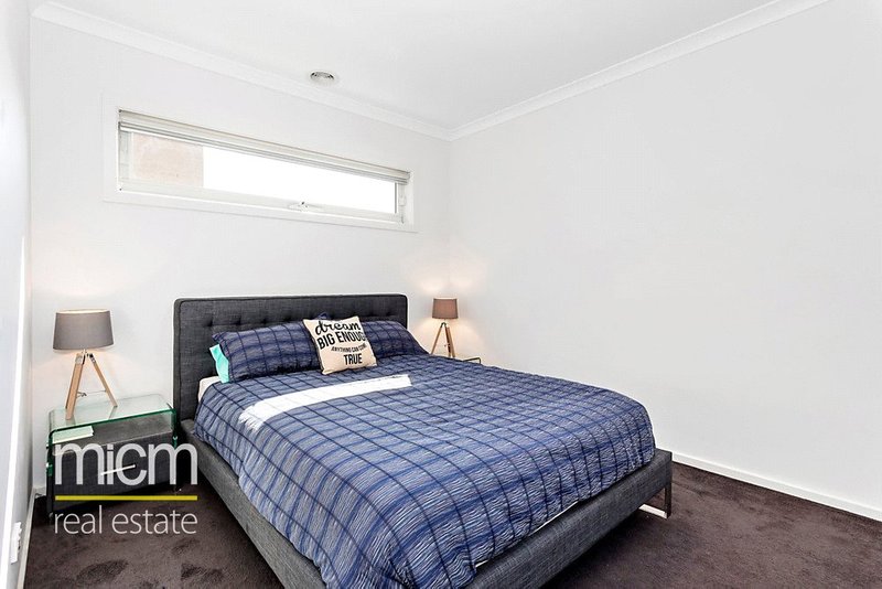 Photo - 31 Neighbourhood Grove, Point Cook VIC 3030 - Image 8