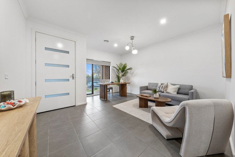 Photo - 31 Oresund Street, Craigieburn VIC 3064 - Image 2