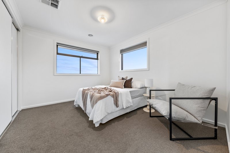 Photo - 31 Oresund Street, Craigieburn VIC 3064 - Image 4