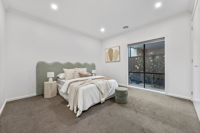 Photo - 31 Oresund Street, Craigieburn VIC 3064 - Image 10
