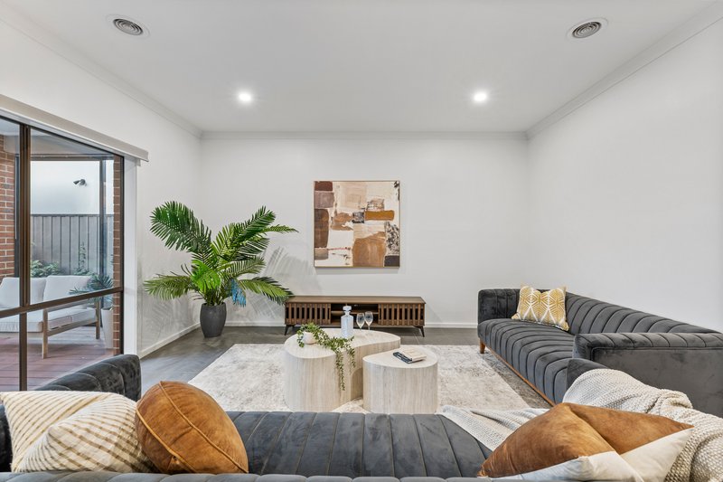 Photo - 31 Oresund Street, Craigieburn VIC 3064 - Image 12