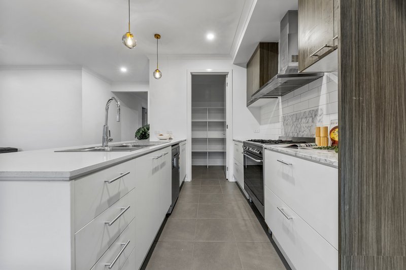 Photo - 31 Oresund Street, Craigieburn VIC 3064 - Image 16
