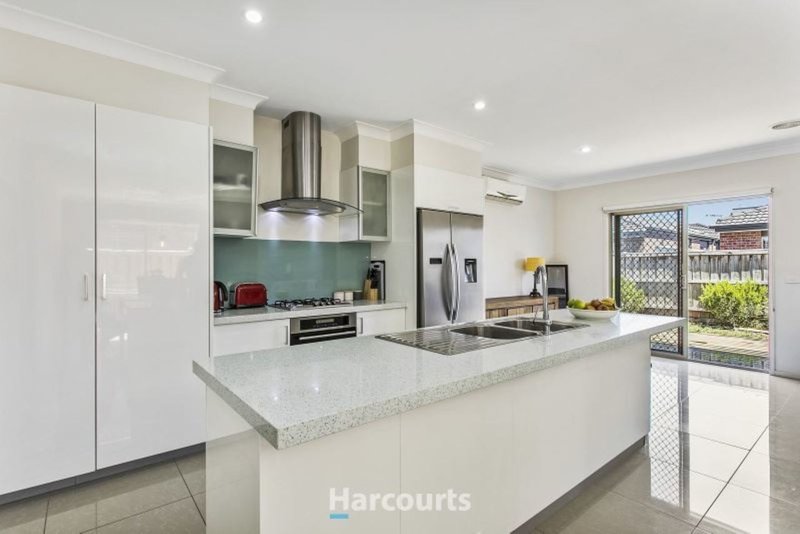 Photo - 31 Paxford Drive, Cranbourne North VIC 3977 - Image 2